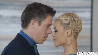 Blonde Arie Faye wird von Mick in Cowgirl hart geritten