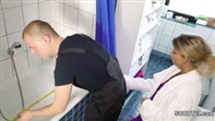 Blonde Frau wird vom Klempner im Badezimmer durchgevögelt.