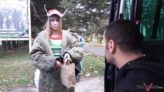 Geile Blondine in Dessous fickt im Auto ohne Ende Screenshot 3