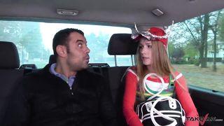 Geile Blondine in Dessous fickt im Auto ohne Ende Screenshot 4