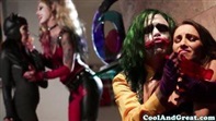 Joker nimmt sich Harley Quinn und Catwoman in einem direkten Cosplay-Dreier vor. Screenshot 4