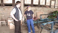 Scheunenfick mit dem beleibten Bauern und seiner Assistentin
