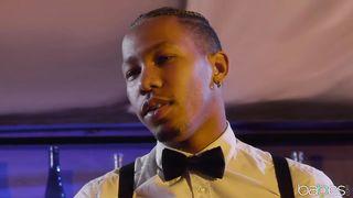 Schwarzer Kerl fickt Gia doggystyle im Club Screenshot 4