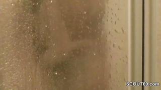 Stiefgeschwister treiben es wild in der Dusche Screenshot 2